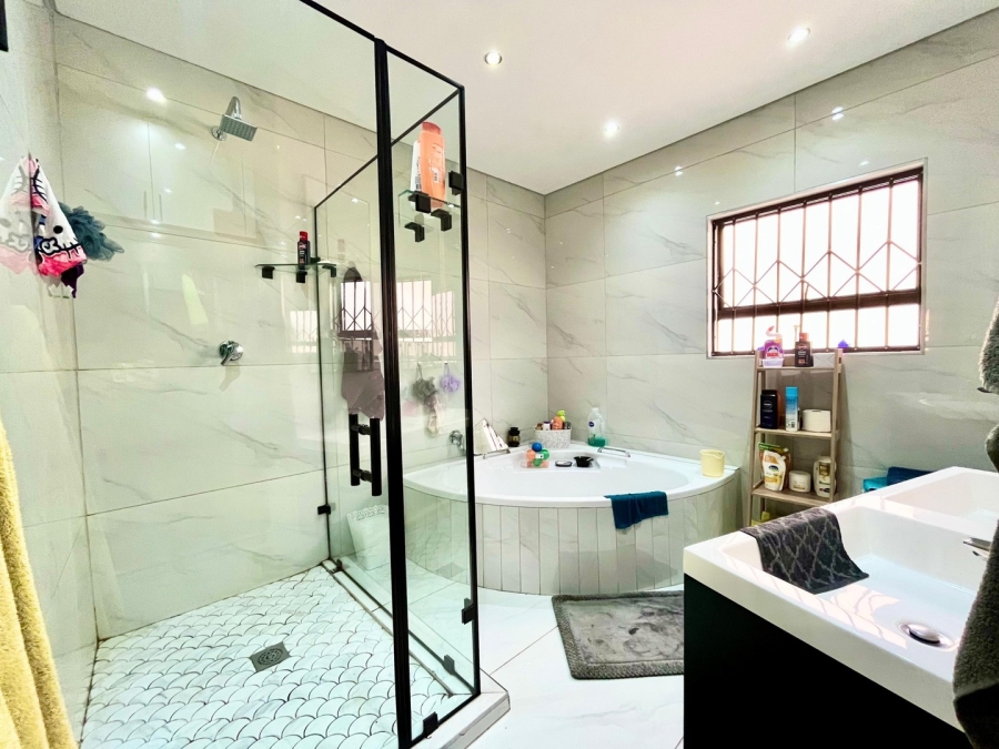 4 Bedroom Property for Sale in Safari Gardens North West